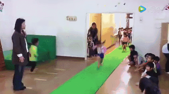 日本幼儿园“变态”身体素质课！侧空翻、倒立行走、十级跳箱，中国幼儿园一个都做不来……