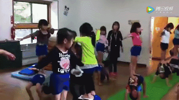 日本幼儿园“变态”身体素质课！侧空翻、倒立行走、十级跳箱，中国幼儿园一个都做不来……