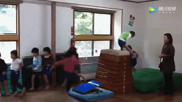 日本幼儿园“变态”身体素质课！侧空翻、倒立行走、十级跳箱，中国幼儿园一个都做不来……