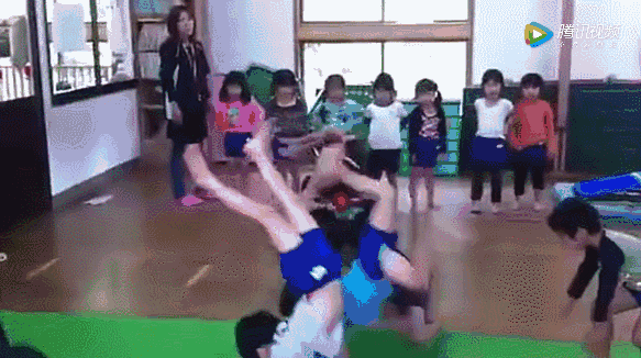 日本幼儿园“变态”身体素质课！侧空翻、倒立行走、十级跳箱，中国幼儿园一个都做不来……