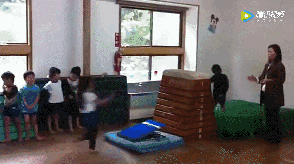 日本幼儿园“变态”身体素质课！侧空翻、倒立行走、十级跳箱，中国幼儿园一个都做不来……