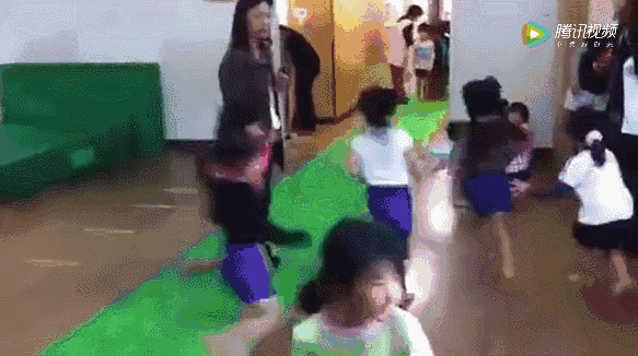 日本幼儿园“变态”身体素质课！侧空翻、倒立行走、十级跳箱，中国幼儿园一个都做不来……