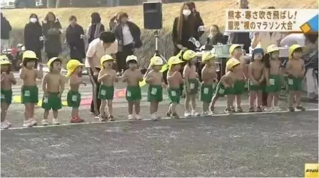 日本幼儿园“变态”身体素质课！侧空翻、倒立行走、十级跳箱，中国幼儿园一个都做不来……