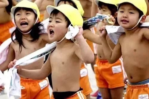 日本幼儿园“变态”身体素质课！侧空翻、倒立行走、十级跳箱，中国幼儿园一个都做不来……