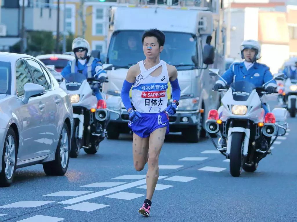 日本幼儿园“变态”身体素质课！侧空翻、倒立行走、十级跳箱，中国幼儿园一个都做不来……