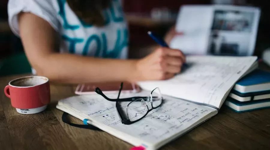 日本幼儿园“变态”身体素质课！侧空翻、倒立行走、十级跳箱，中国幼儿园一个都做不来……