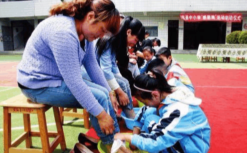 某高校假期作业：让大学生给父母洗脚？我感到惊讶！