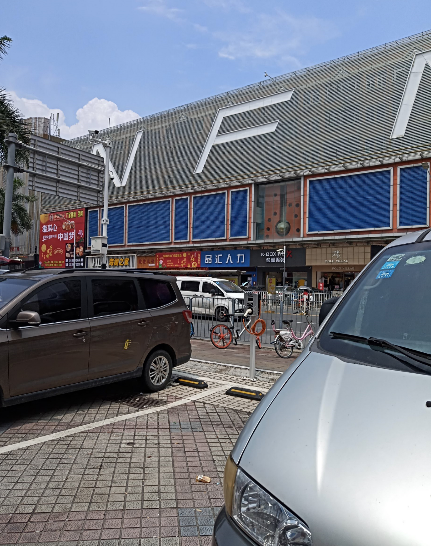 位于深圳龙华区(可以说是处于龙华的中心)的三和人才市场,实际上不止