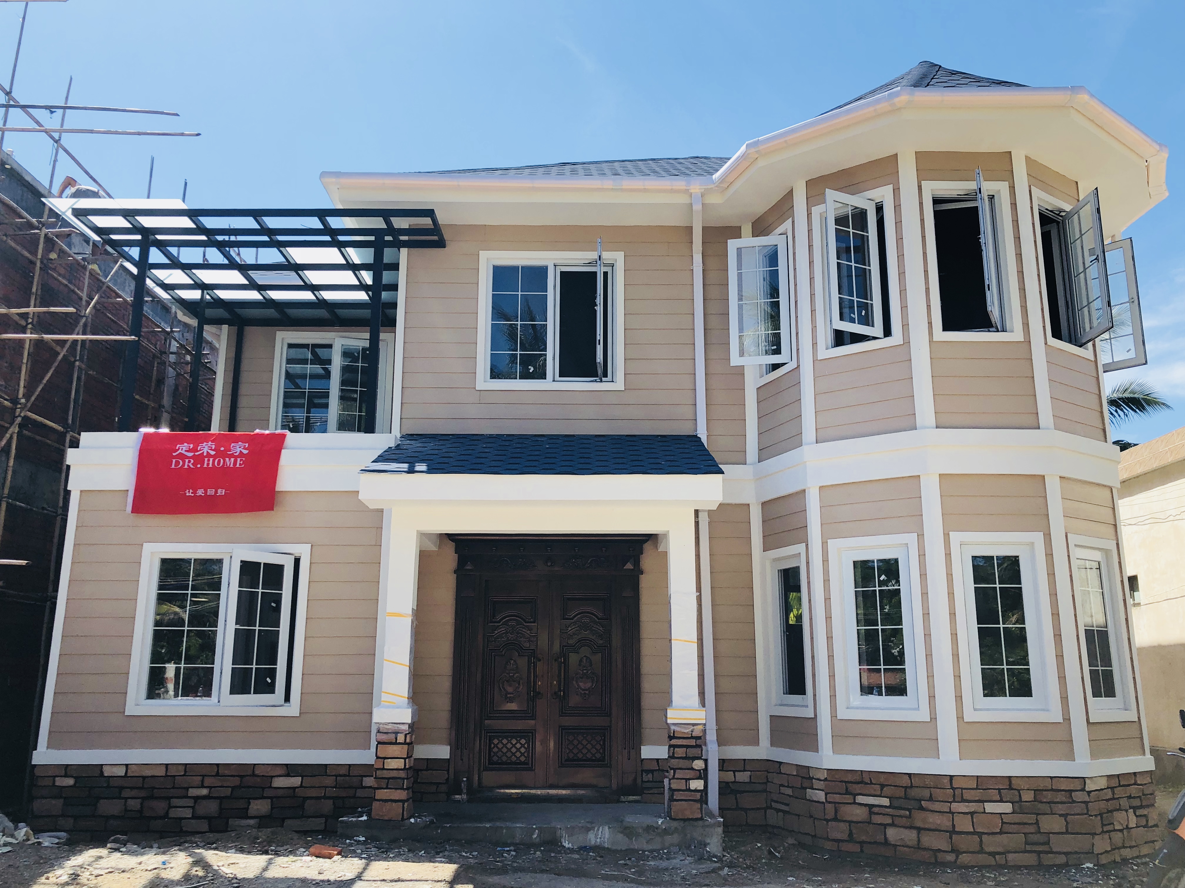 轻钢比砖混更适合农村?海南三亚40万盖轻钢别墅,胜过邻居砖房