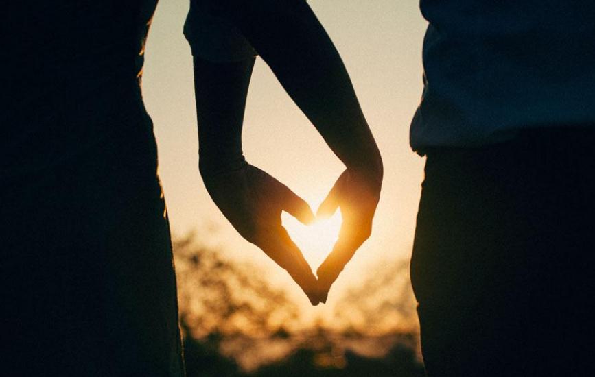 不离不弃才叫真心,同甘共苦才叫真爱,心有灵犀才叫真情