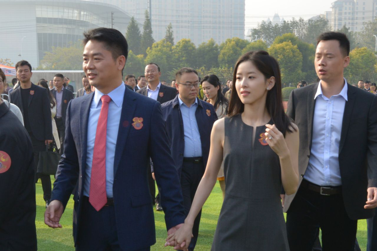 刘强东性侵女留学生被捕，是嫌弃家妻不够美，还是另有原因？