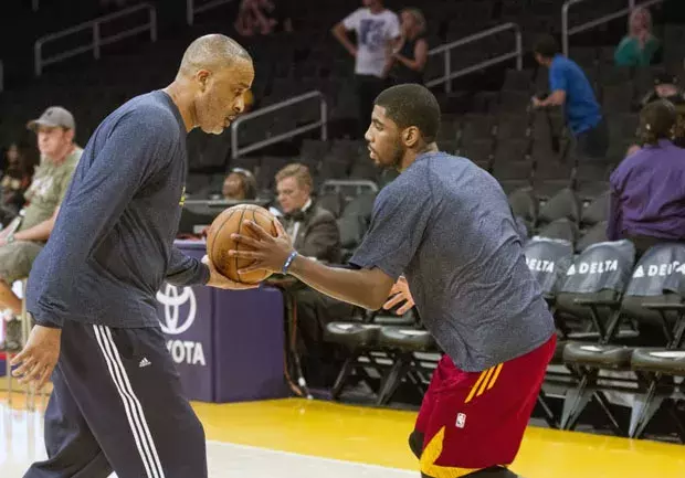 欧文nba人缘为什么这么好(90%的球迷都不认识这个人！但他却是NBA人缘最好的助理教练)