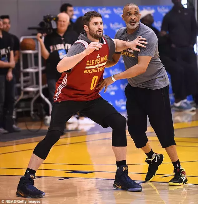 欧文nba人缘为什么这么好(90%的球迷都不认识这个人！但他却是NBA人缘最好的助理教练)