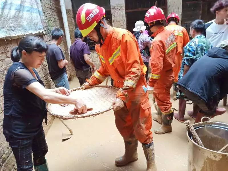 心疼！这双满是泥泞的双脚和那一抹奋不顾身的身影……