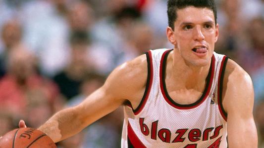 只打了四个赛季,就进入了篮球名人堂,nba历史上只有他做到了!