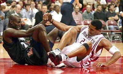 nba球员受伤为什么要扶起来(NBA冷知识：为何球星倒地后需要队友拉起来？原因有这3点)