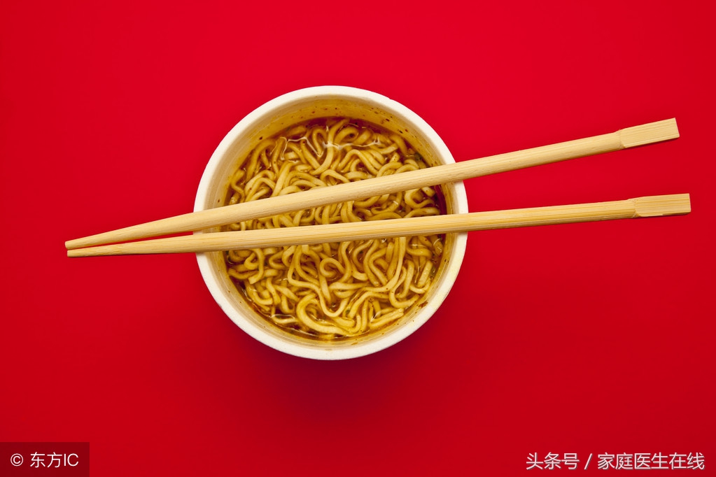 泡面吃多了，会长痘痘？长期吃泡面，这5个危害会“缠上”你