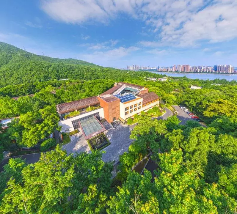 隐于杭城繁华地，置身于九溪天然氧吧，杭州千禧度假酒店