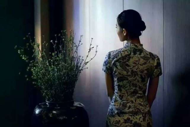 倚窗凭栏听风雨,静待花开落枝头_凭栏静听风和雨