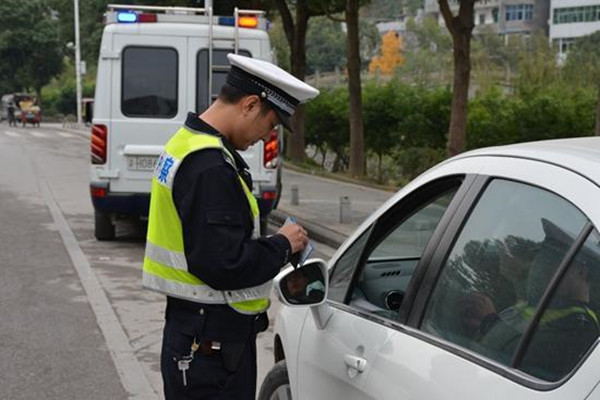 驾驶证过期开车上路，就算无证驾驶？事情并没有这么简单！