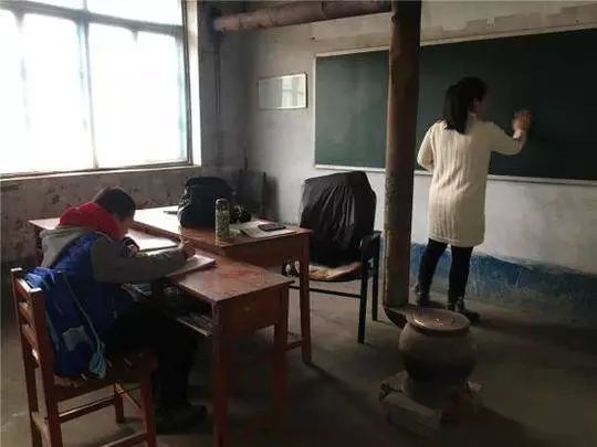 大学老师不说话靠打字授课，原因想不到…………