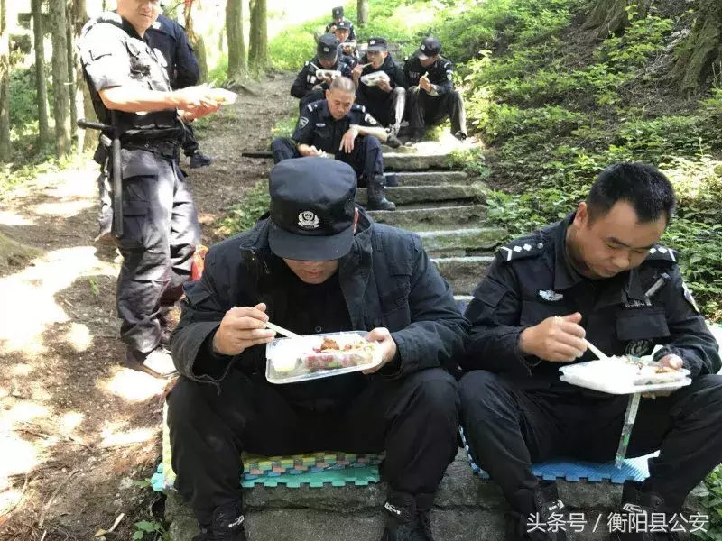 南岳数十万香客为“圣帝”庆生 衡阳县百余警力祝融峰“护航”祈福