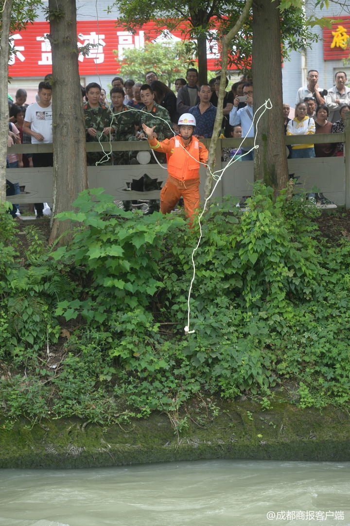 小伙今晨驾宝马落入府河，捞起车里面没人 原本今年要办婚宴的