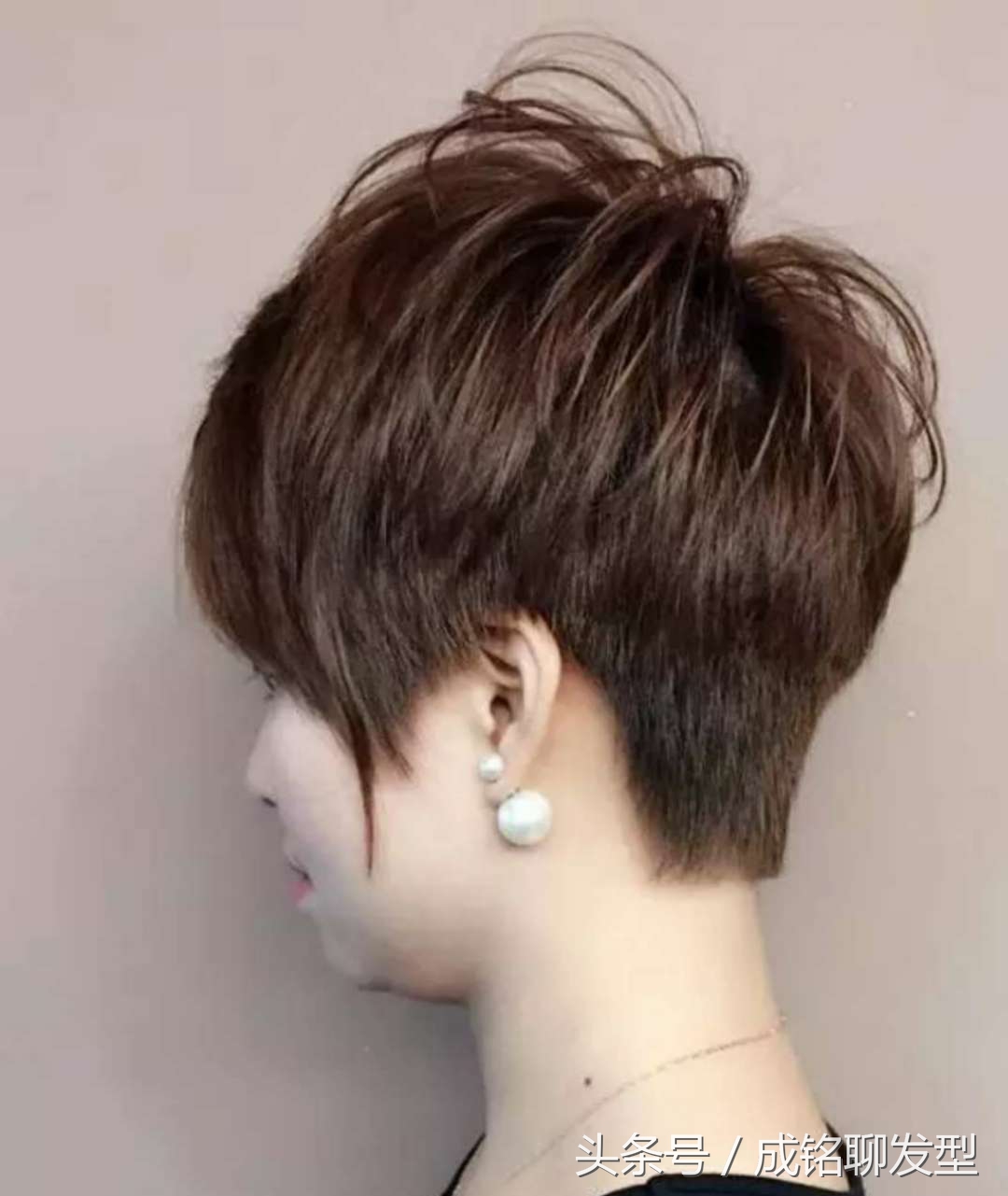 短发发型肯定以纹理烫为主,不要太卷,微微有个蓬松效果就好.