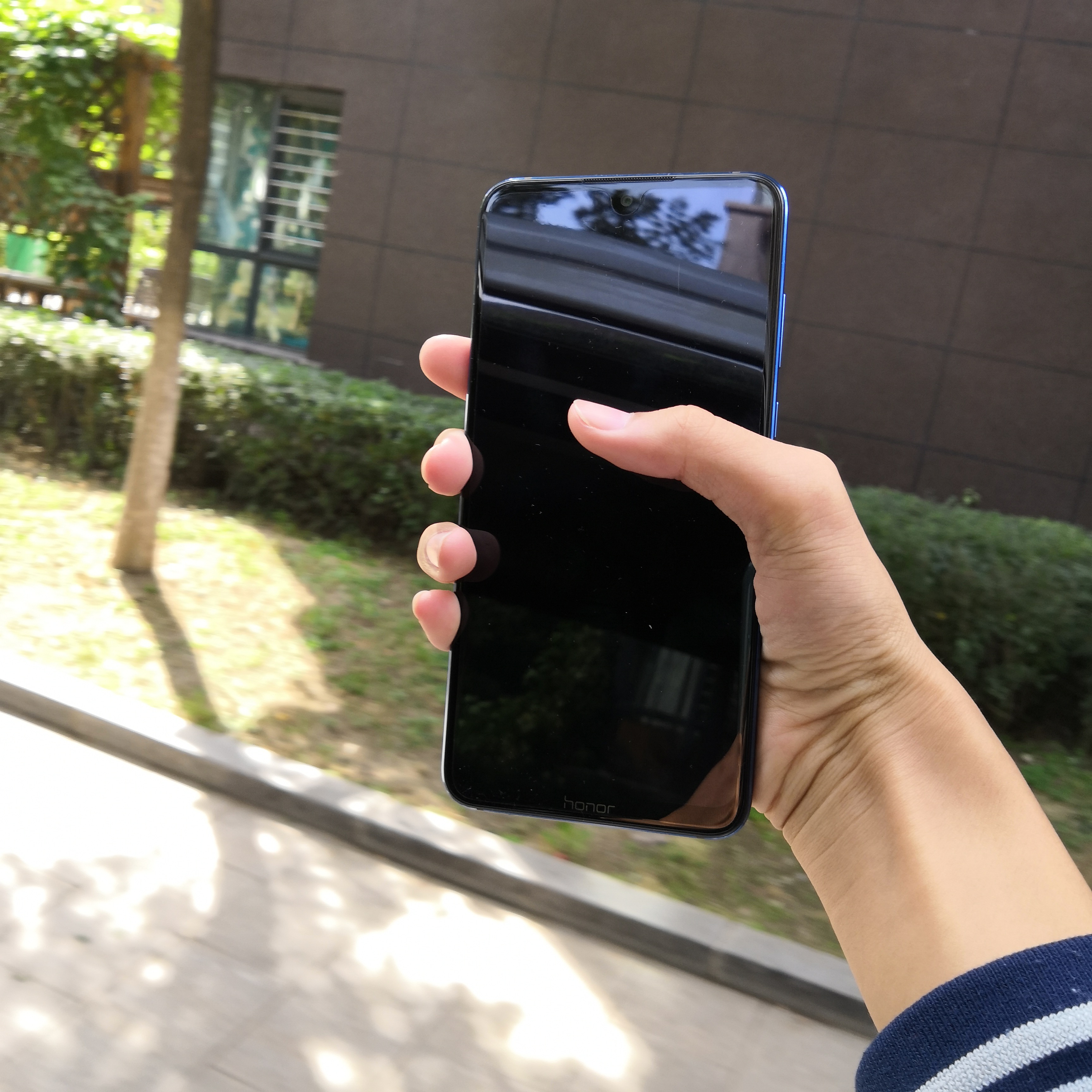 荣耀8x max全方位体验:顶尖配置,千元屏霸真实力!