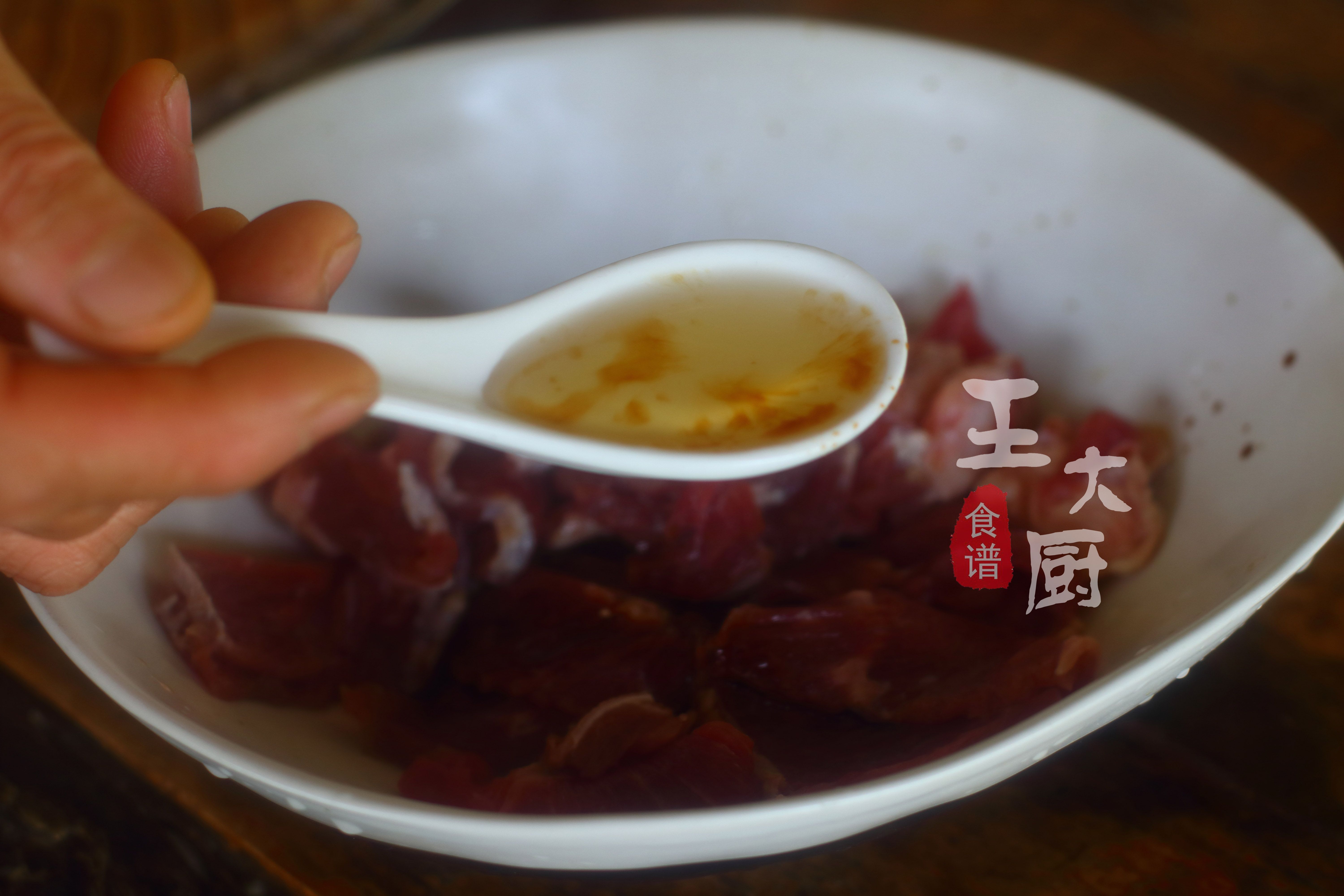 洋蔥炒牛肉,洋蔥炒牛肉片怎么炒好吃又嫩