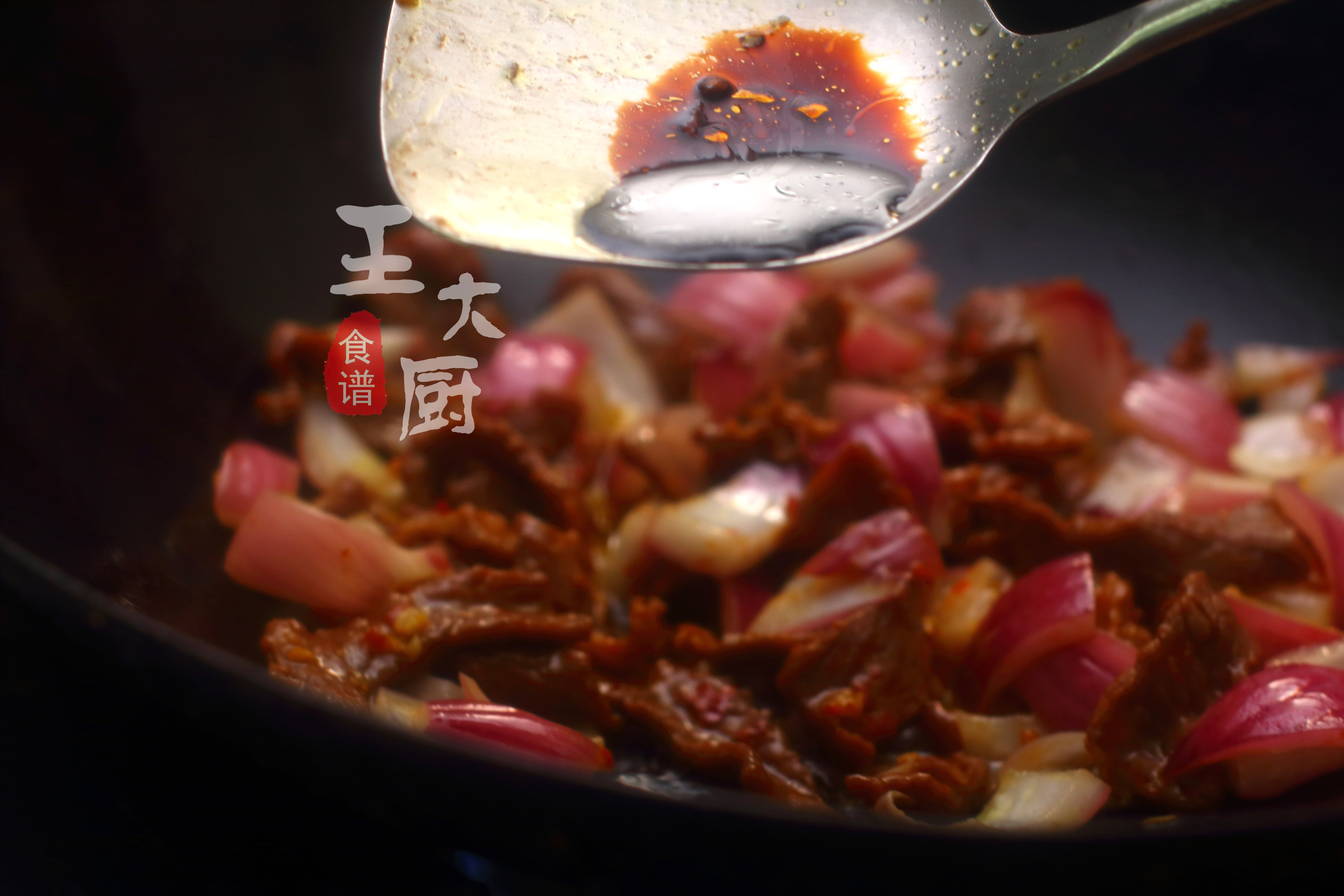 洋蔥炒牛肉,洋蔥炒牛肉片怎么炒好吃又嫩