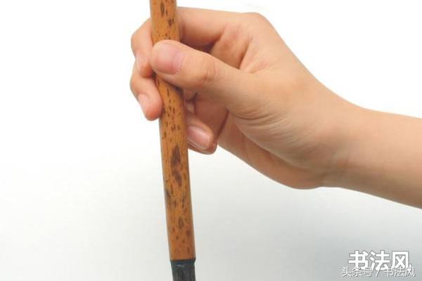 毛笔怎么握笔，如何拿毛笔，拿毛笔时正确的握笔姿势？