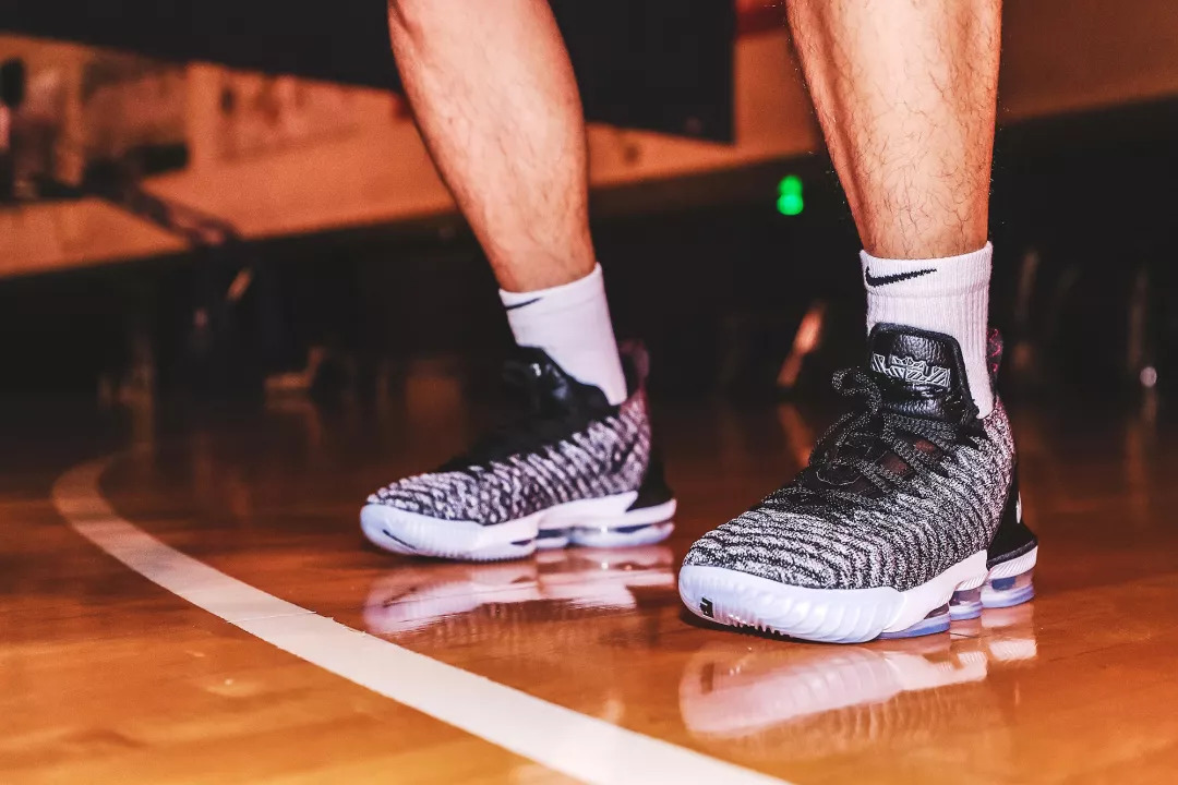 nba足球框为什么有弹性(实战测评！全面升级的 LeBron 16！鞋面、缓震、稳定性都有大看点！)