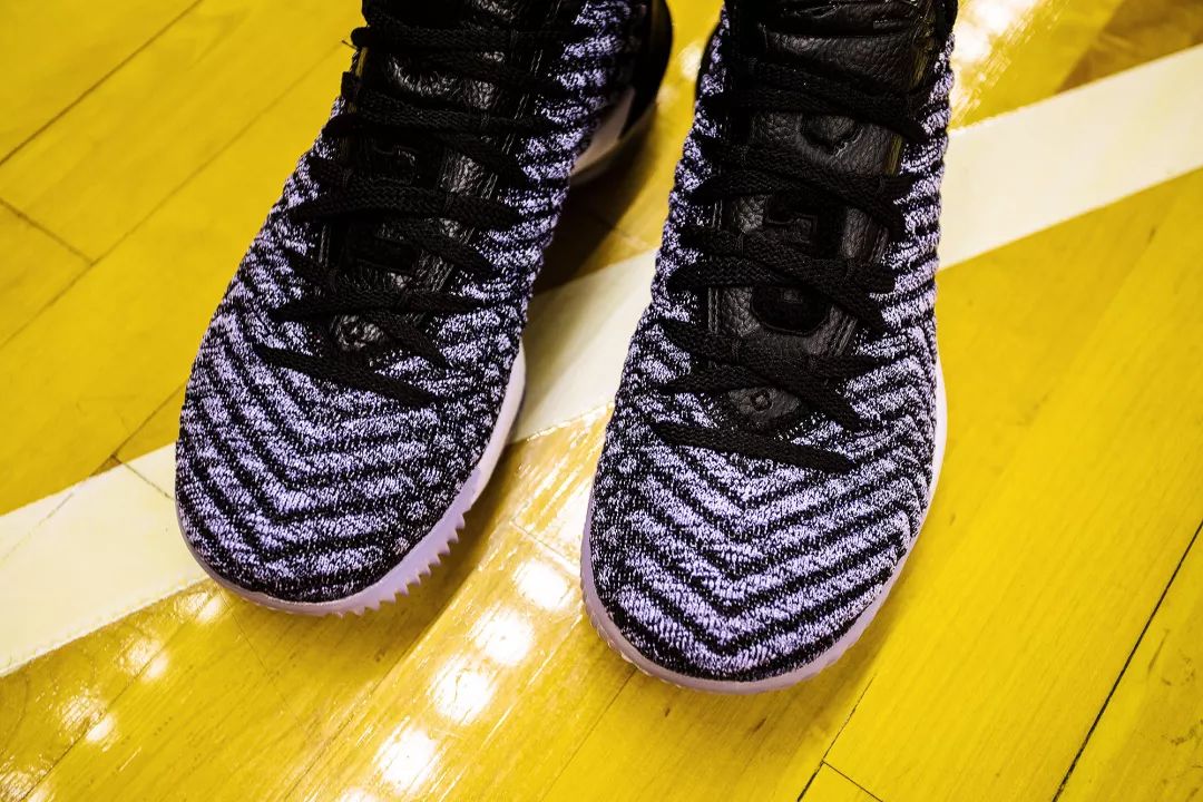 nba足球框为什么有弹性(实战测评！全面升级的 LeBron 16！鞋面、缓震、稳定性都有大看点！)