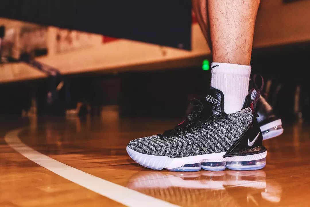 nba足球框为什么有弹性(实战测评！全面升级的 LeBron 16！鞋面、缓震、稳定性都有大看点！)