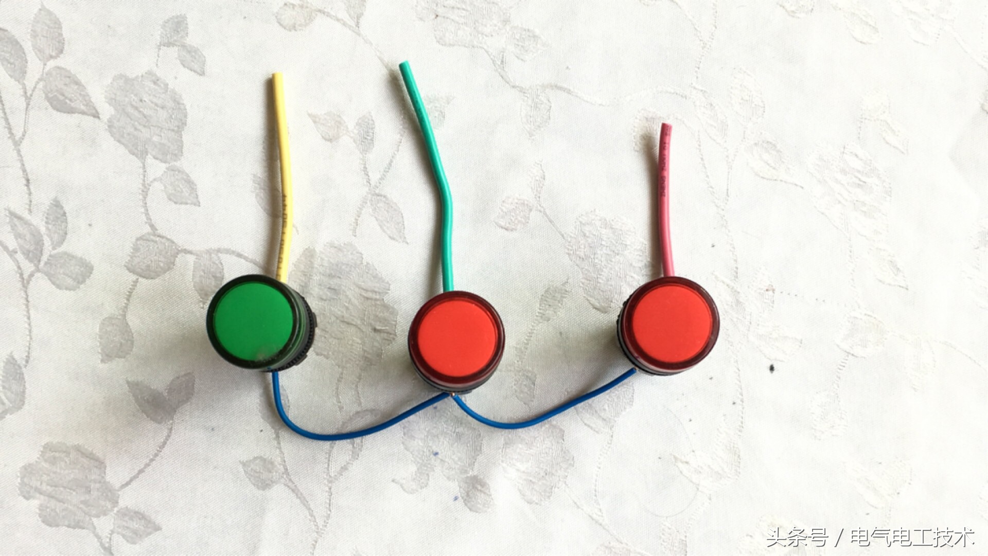 没有零线只有380V电源，怎么接亮220V灯？老电工：星形接法很重要