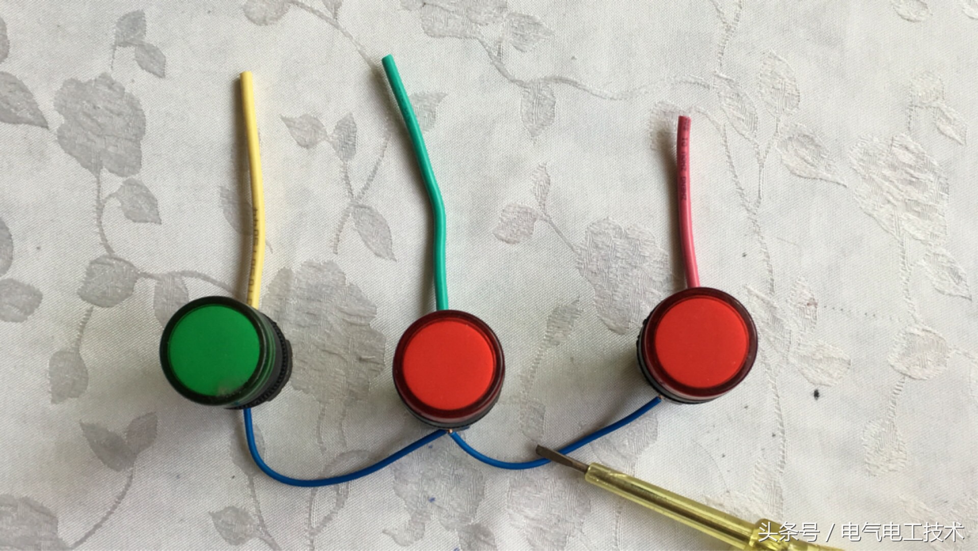 没有零线只有380V电源，怎么接亮220V灯？老电工：星形接法很重要