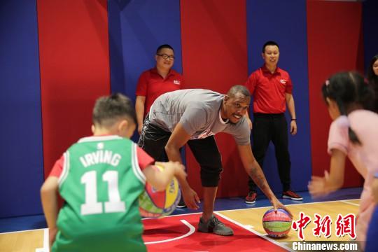 nba球星哪些去过成都(NBA球星保罗·皮尔斯现身成都 亲自教小球迷篮球技巧)