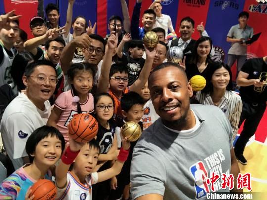 nba球星哪些去过成都(NBA球星保罗·皮尔斯现身成都 亲自教小球迷篮球技巧)