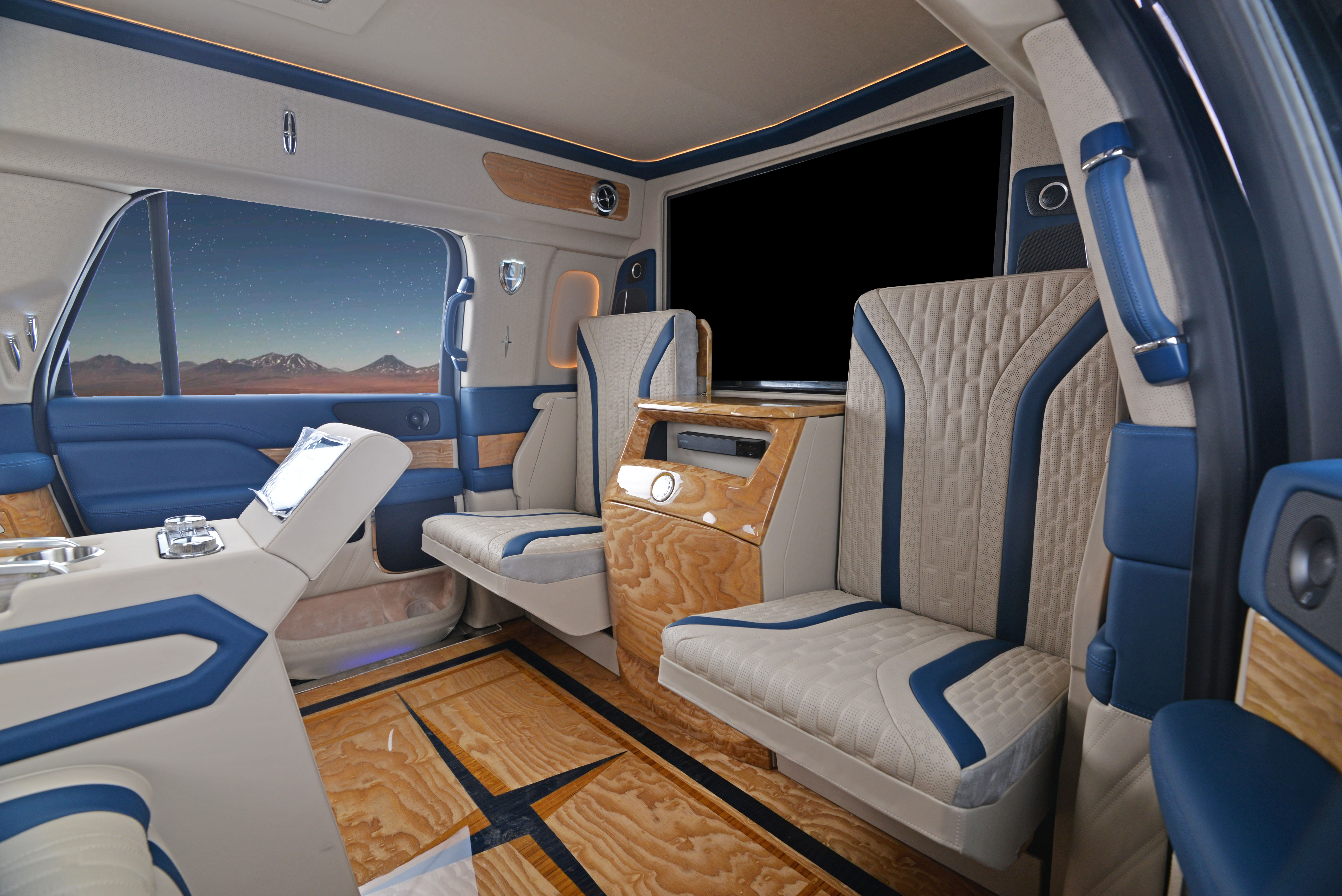 提前领略上海车展豪车 19款新林肯领航员加长定制版