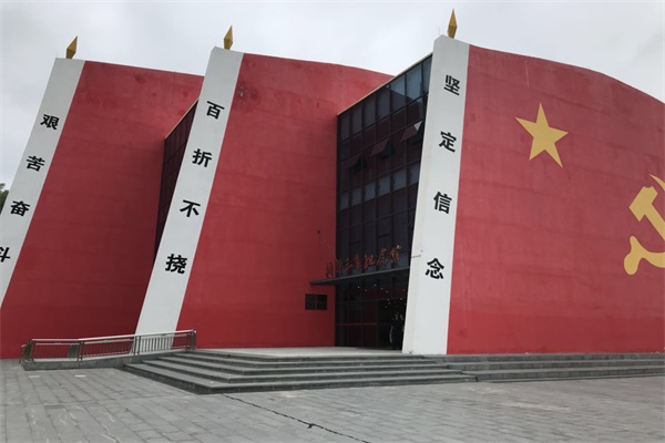 梅岭三章纪念馆项目位于大余县南安镇建设村,总投资1.