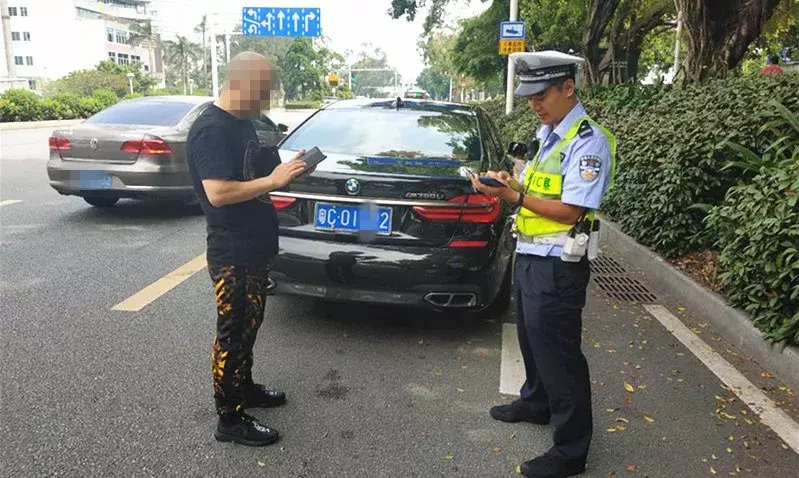国庆珠海一批豪车落网！260万宝马进黑名单！300万玛莎被遗弃