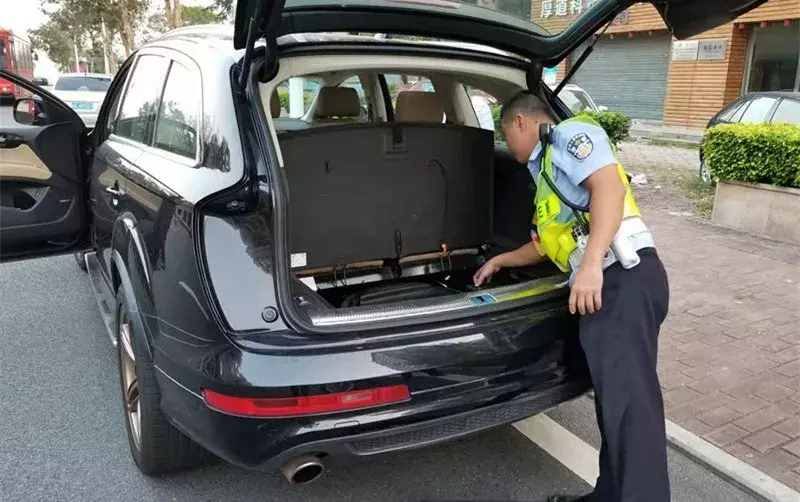 国庆珠海一批豪车落网！260万宝马进黑名单！300万玛莎被遗弃