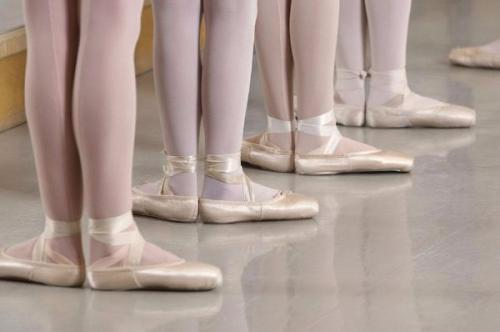 孩子走路姿势"外八字",除了遗传因素外,还有可能是家长造成的