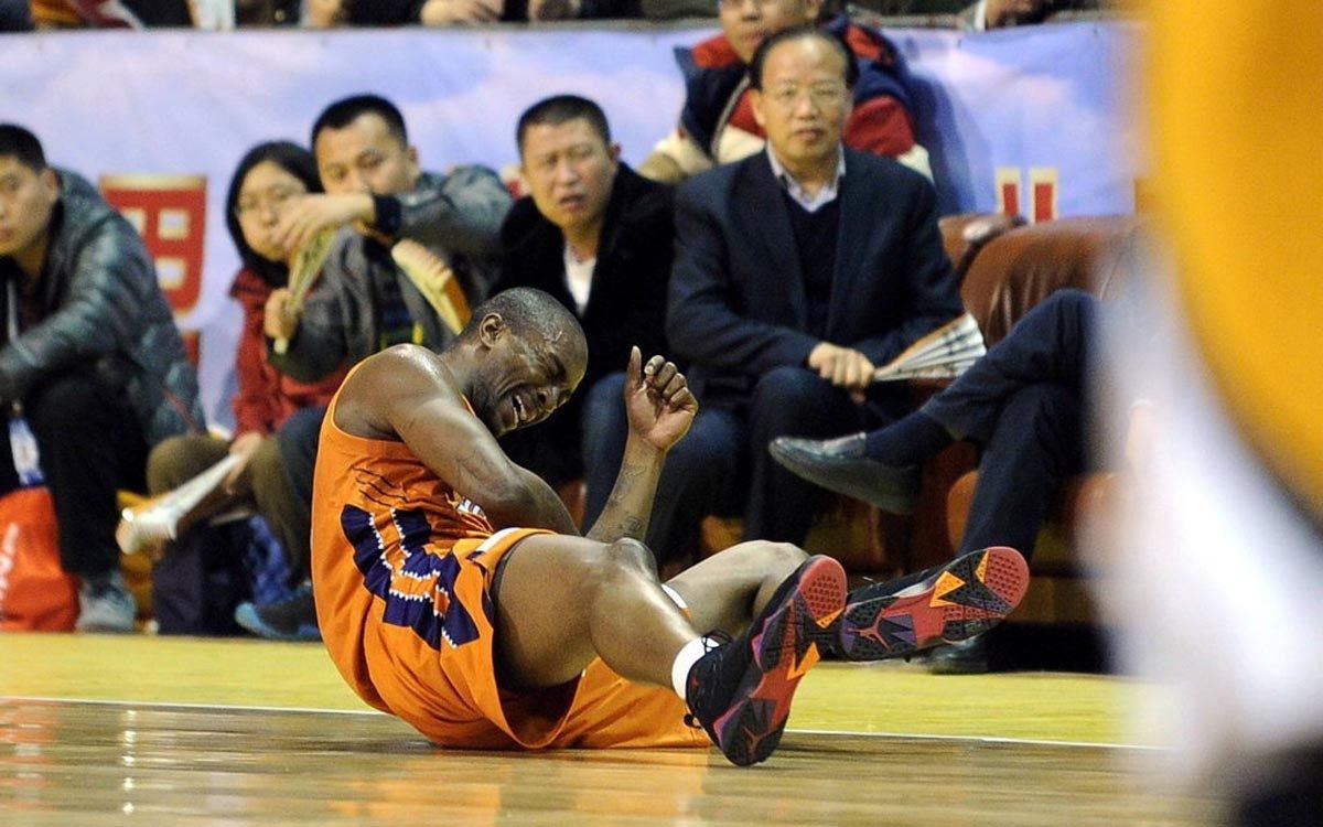 韦弗为什么打不了nba(他是CBA最良心外援？比赛中骨折3次包扎继续打，赛后直接报销)