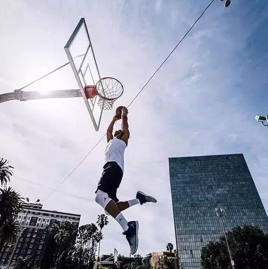 nba规则跳步为什么不算跳起(跳步既实用又风骚，为什么野球场上却很少见？)