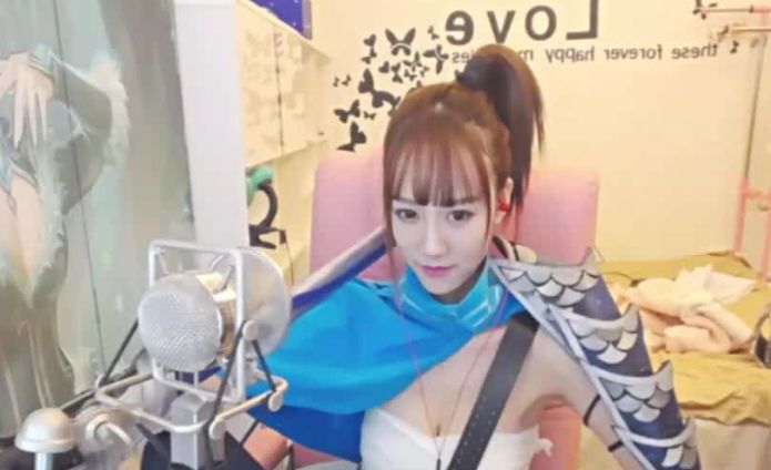 LOL：南波儿跪键盘、解扣子都是小意思，直播中竟然穿这个