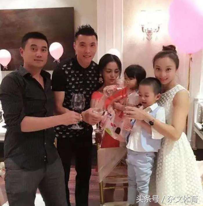 于大宝结婚(30岁前锋改行踢中后卫！早已隐婚多年，和中超女老板出国看球)