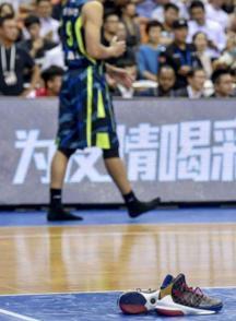 为什么nba球鞋能跳那么高(NBA被禁止穿戴的装备：詹姆斯曾被限制，弹簧鞋使球员跳高5CM被禁)