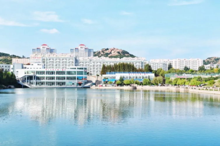 央视频频聚焦！占地2655亩，这所建在海边的山东高校，已跻身全国百强！